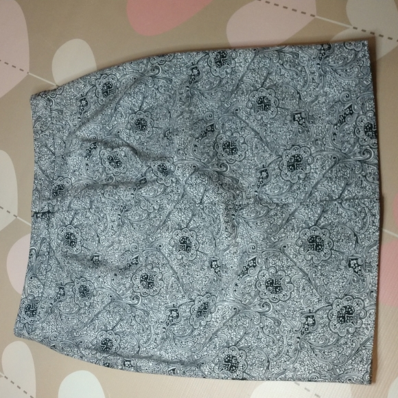 Liz Claiborne midi skirt. Size 8 - Picture 5 of 9